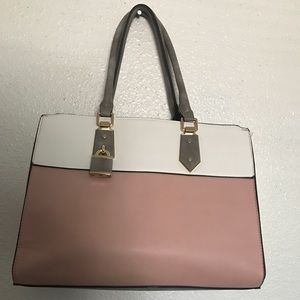 A simple tote bag that’s simply gorgeous